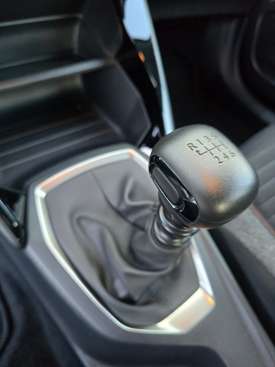 peugeot-2008-2023-gasolina-1199cc