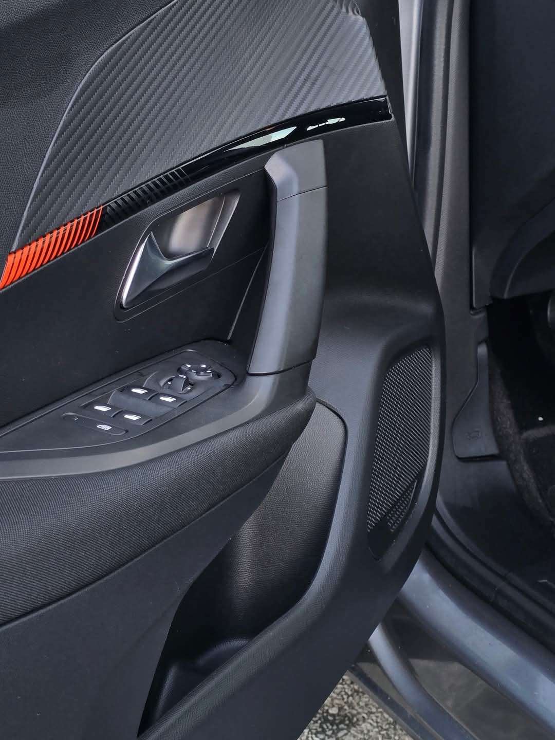 peugeot-2008-2023-gasolina-1199cc