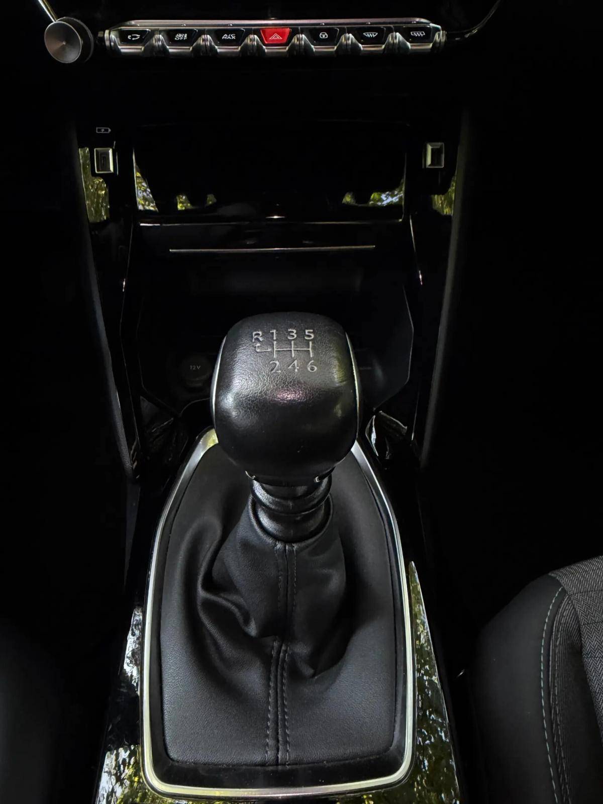peugeot-2008-2023-gasolina-1199cc