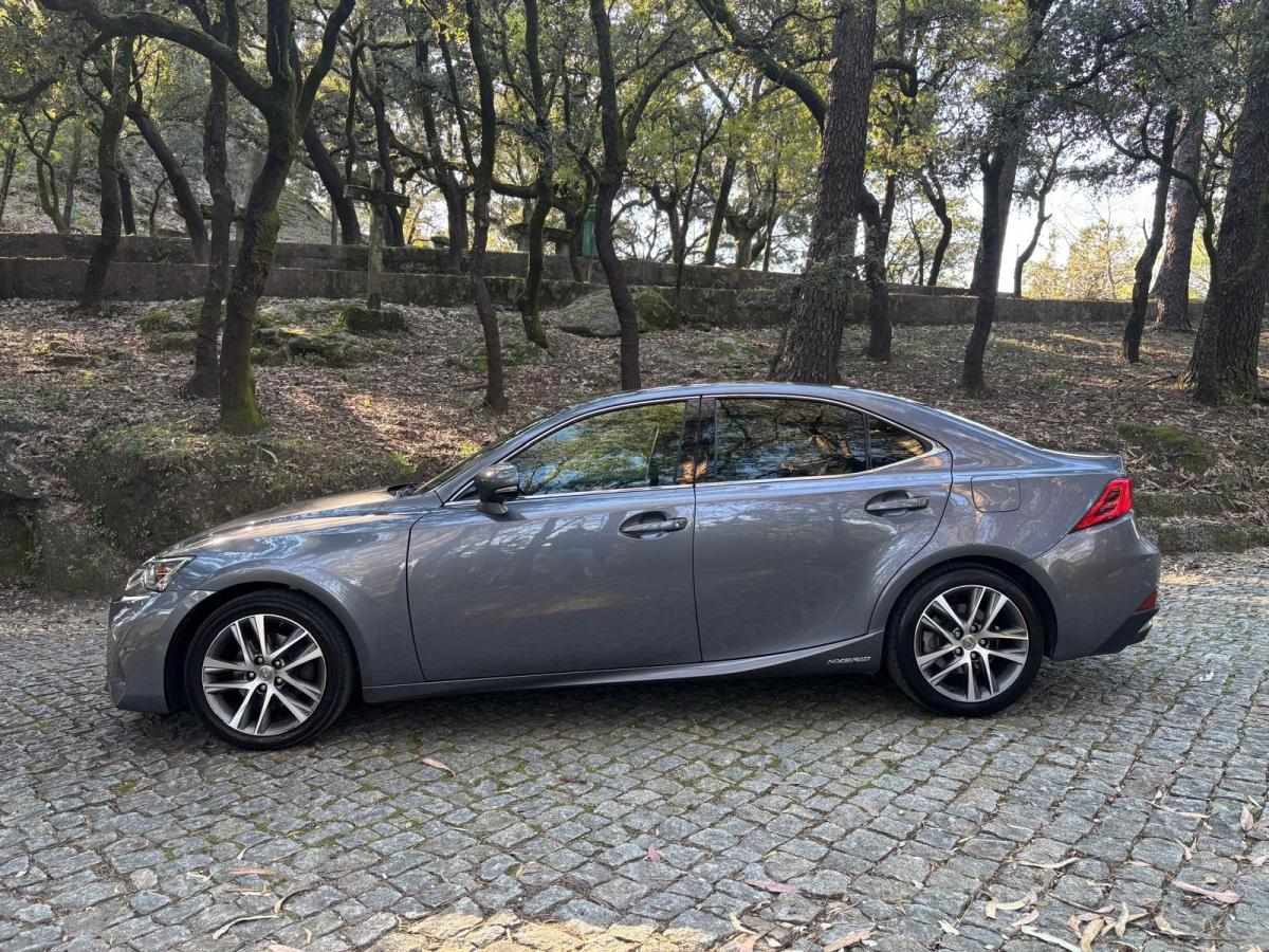 lexus-is-2018-hibrido-a-gasolina-2494cc