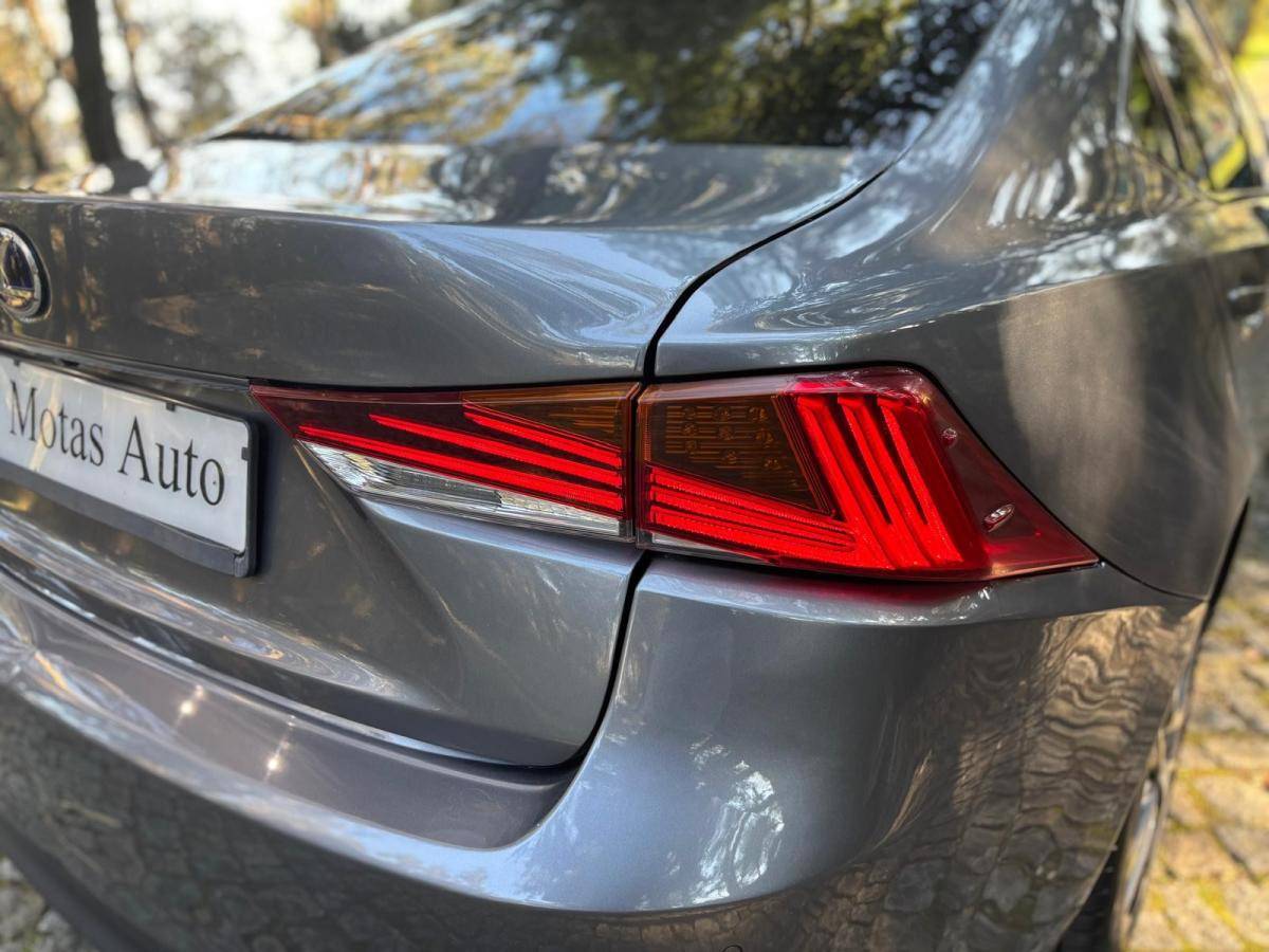 lexus-is-2018-hibrido-a-gasolina-2494cc