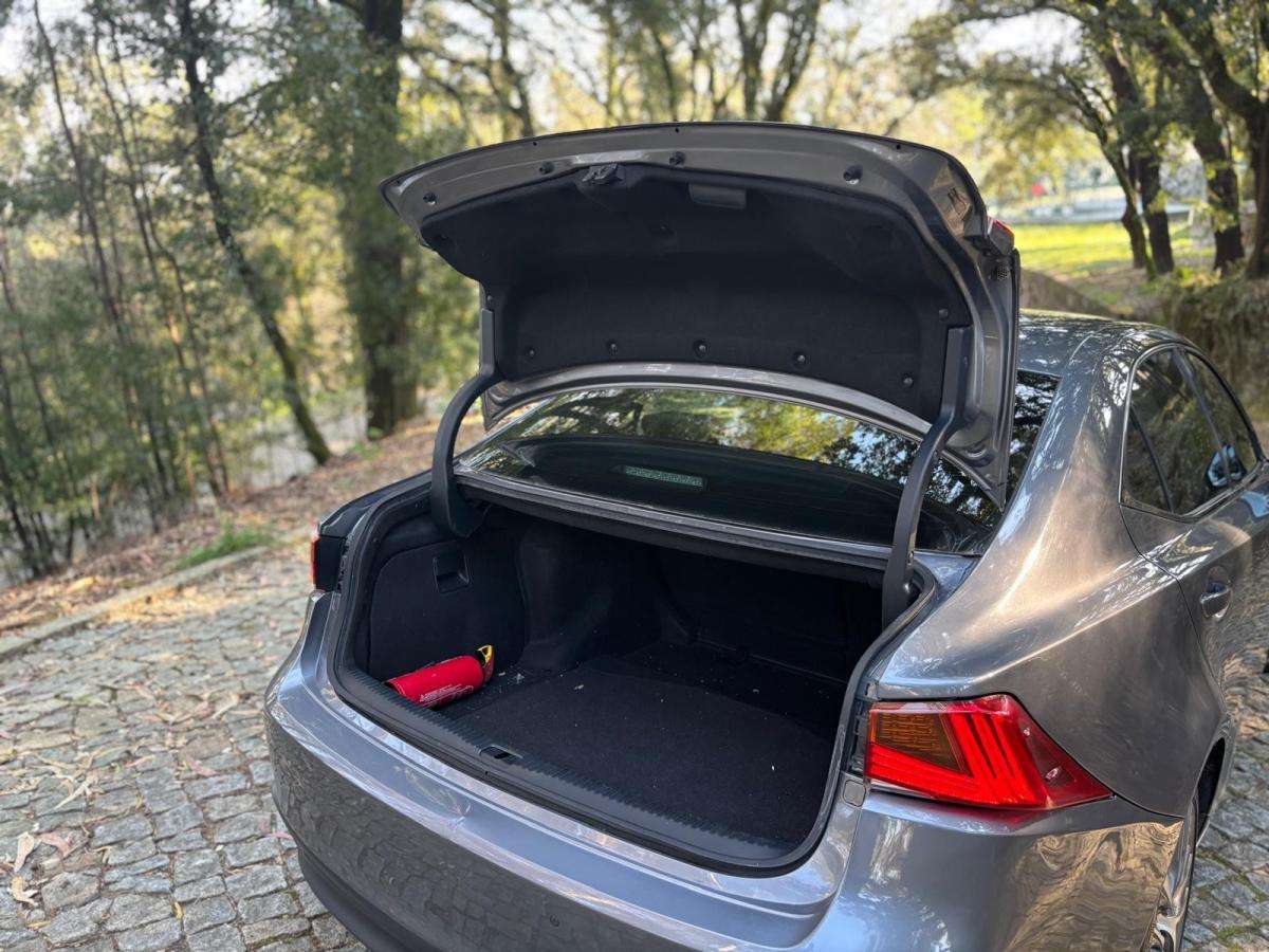 lexus-is-2018-hibrido-a-gasolina-2494cc
