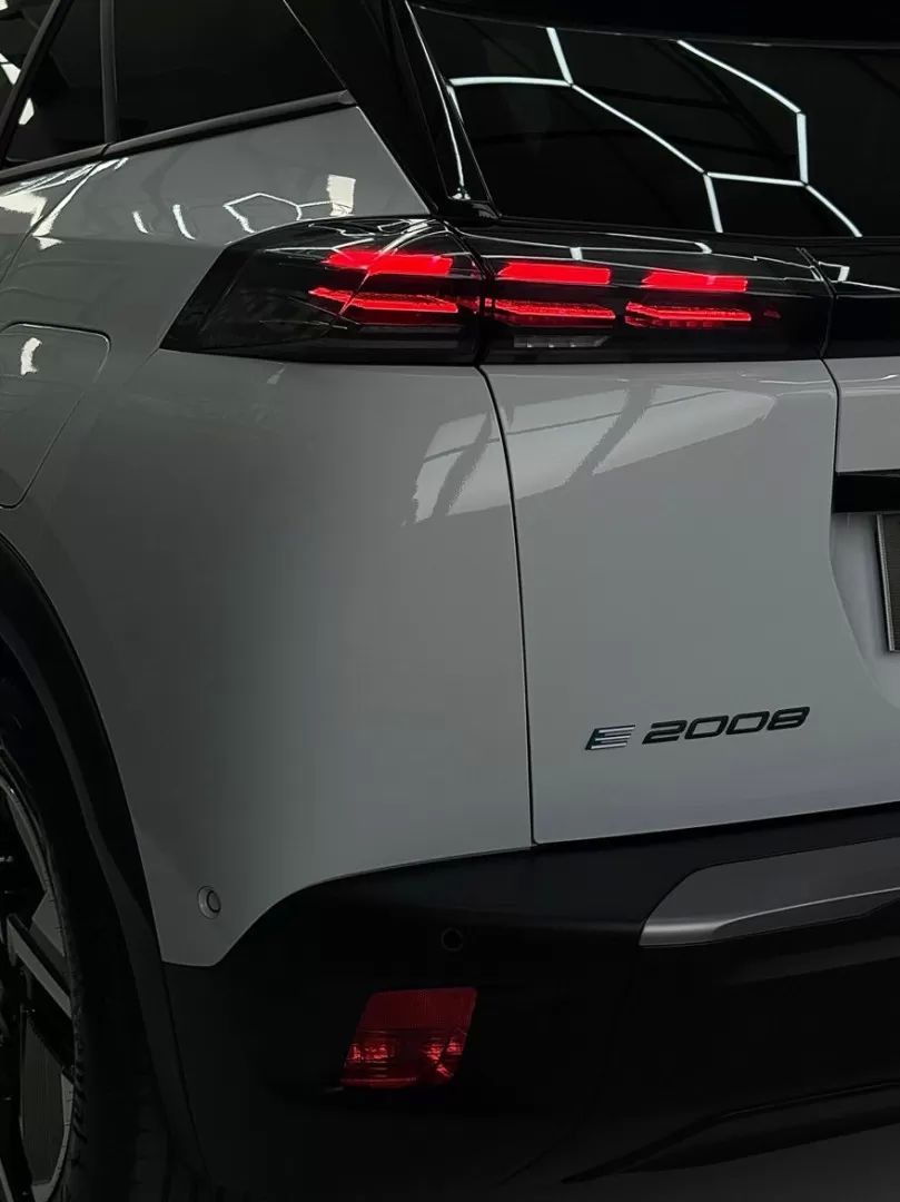 peugeot-e-2008-2024-eletrico-200cc