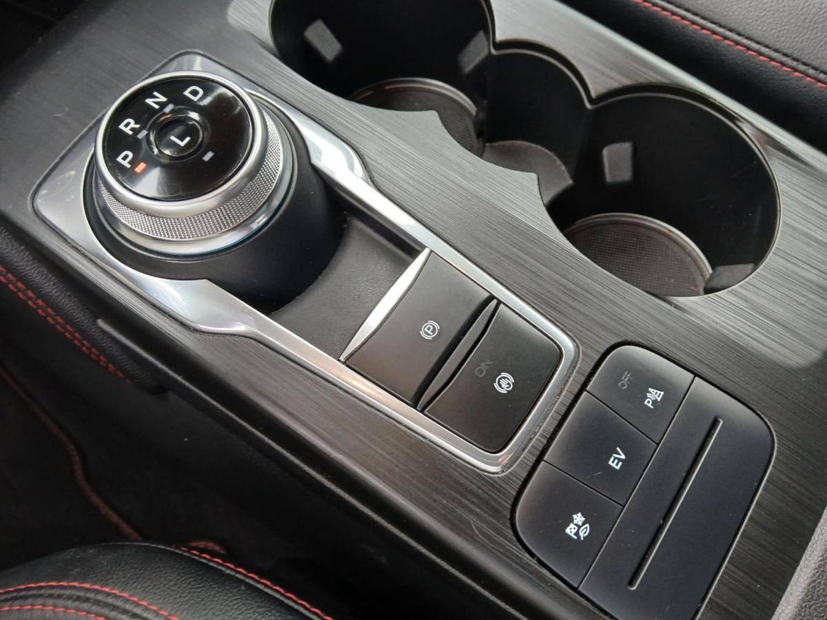 ford-kuga-2023-hibrido-a-gasolina-2488cc