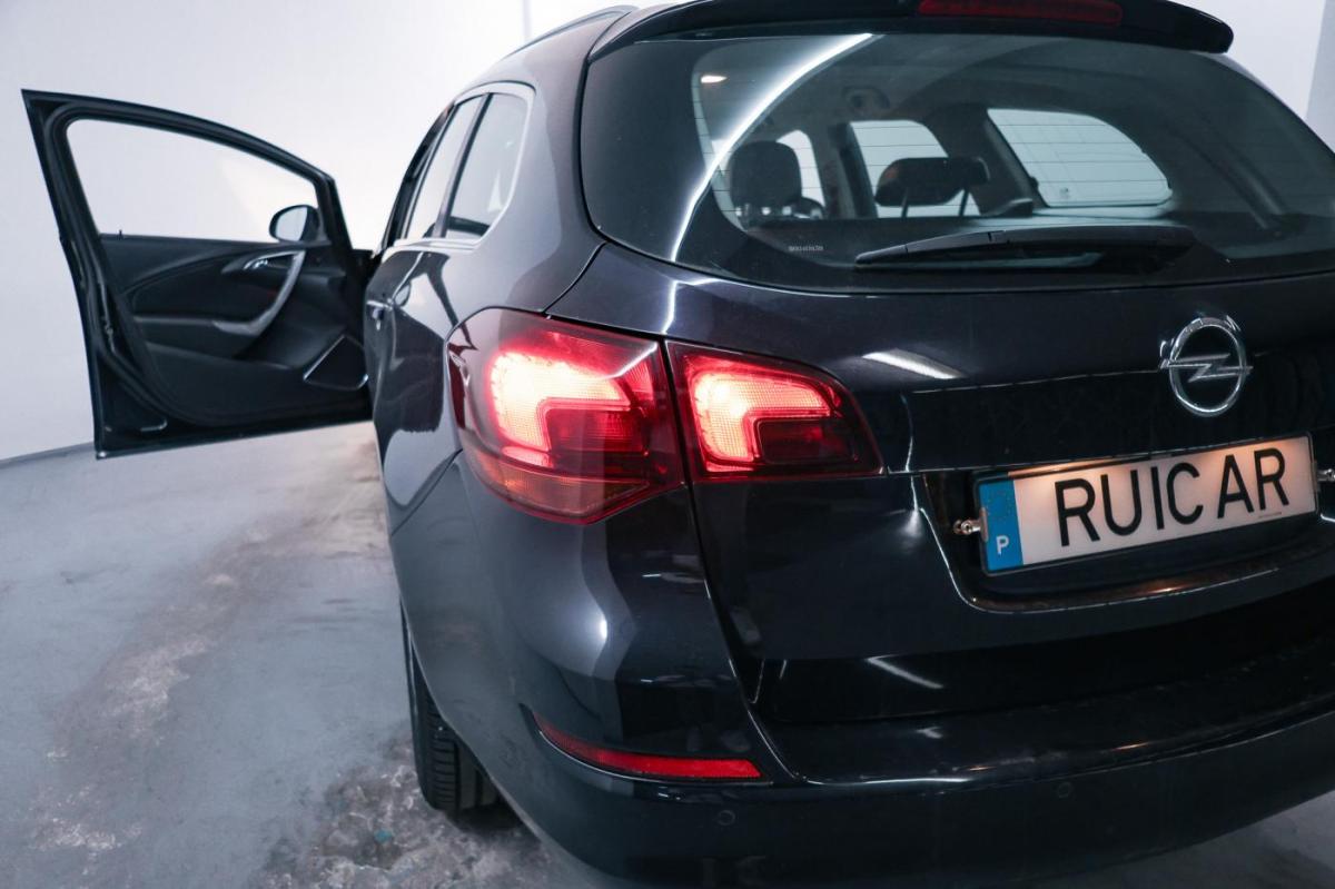 opel-astra-sport-tourer-2011-diesel-1686cc