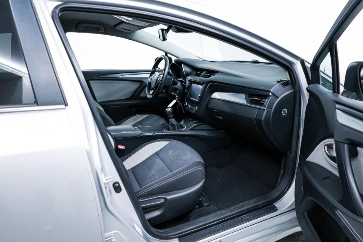 toyota-auris-touring-sports-2017-diesel-1998cc