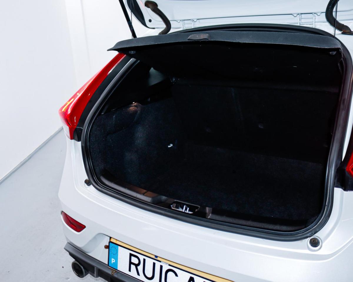 volvo-v40-2017-diesel-1969cc