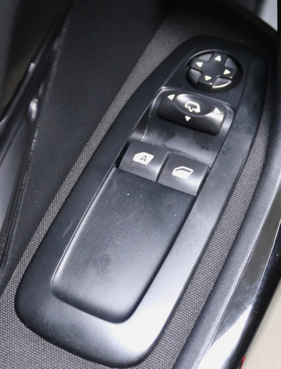 peugeot-208-2015-gasolina-1199cc