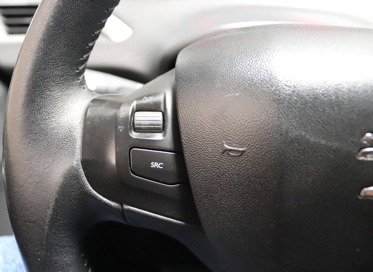 peugeot-208-2015-gasolina-1199cc