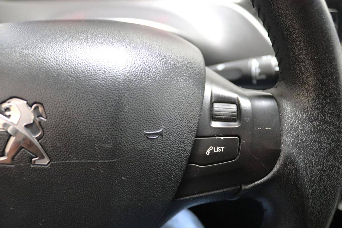 peugeot-208-2015-gasolina-1199cc