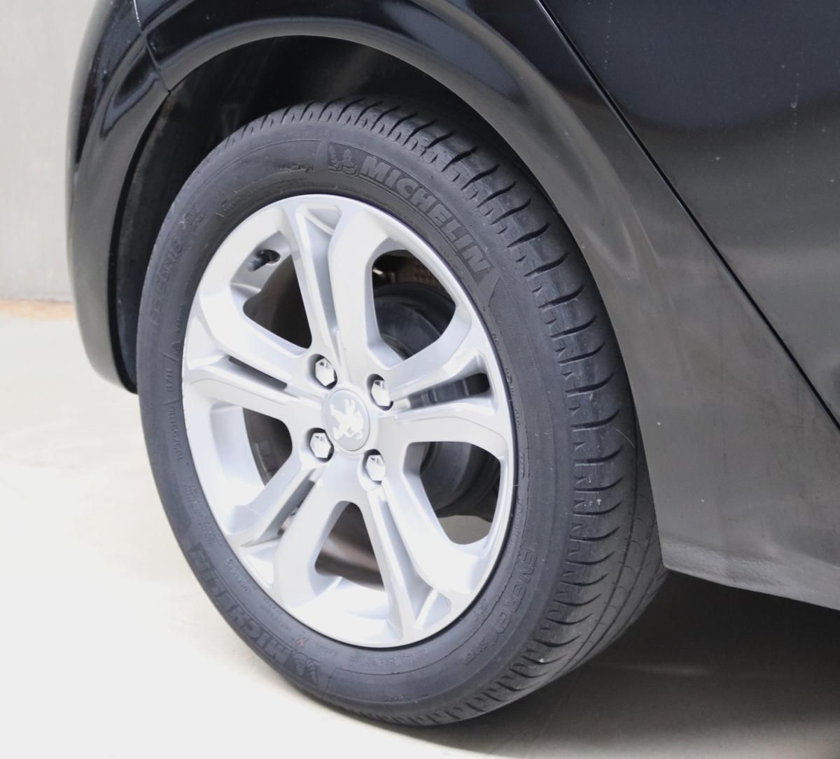 peugeot-208-2015-gasolina-1199cc