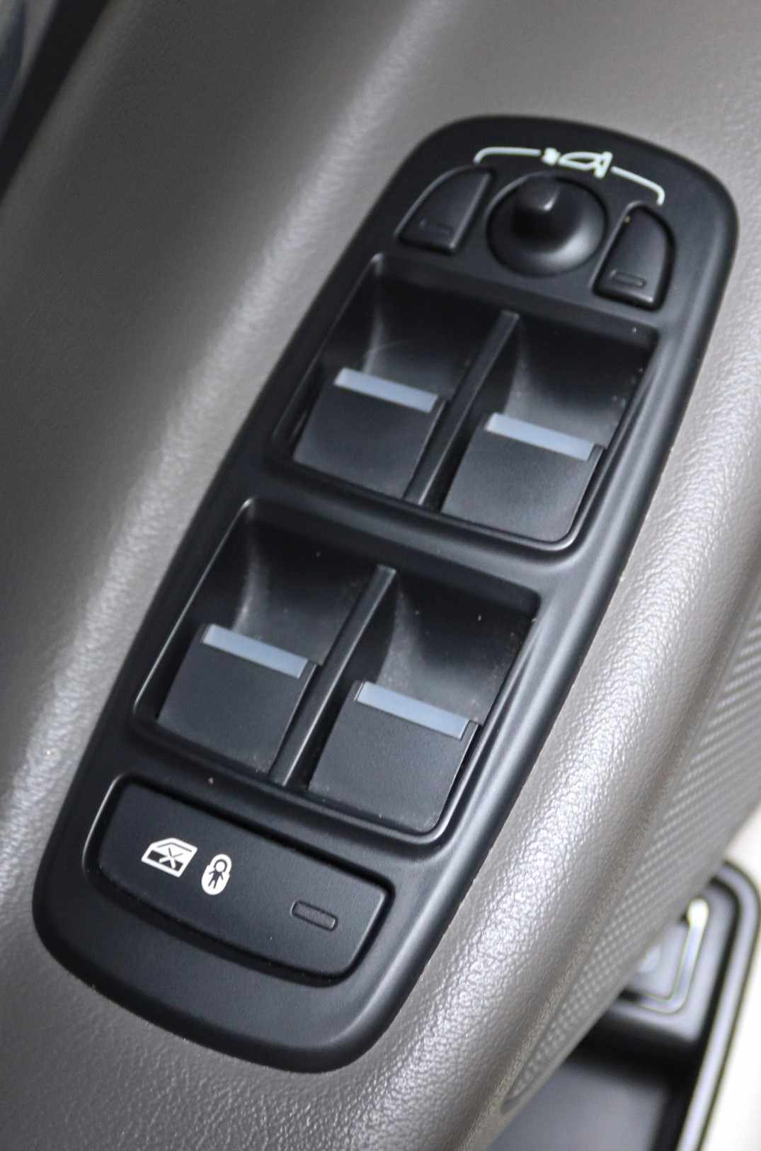 jaguar-xe-2017-diesel-1999cc