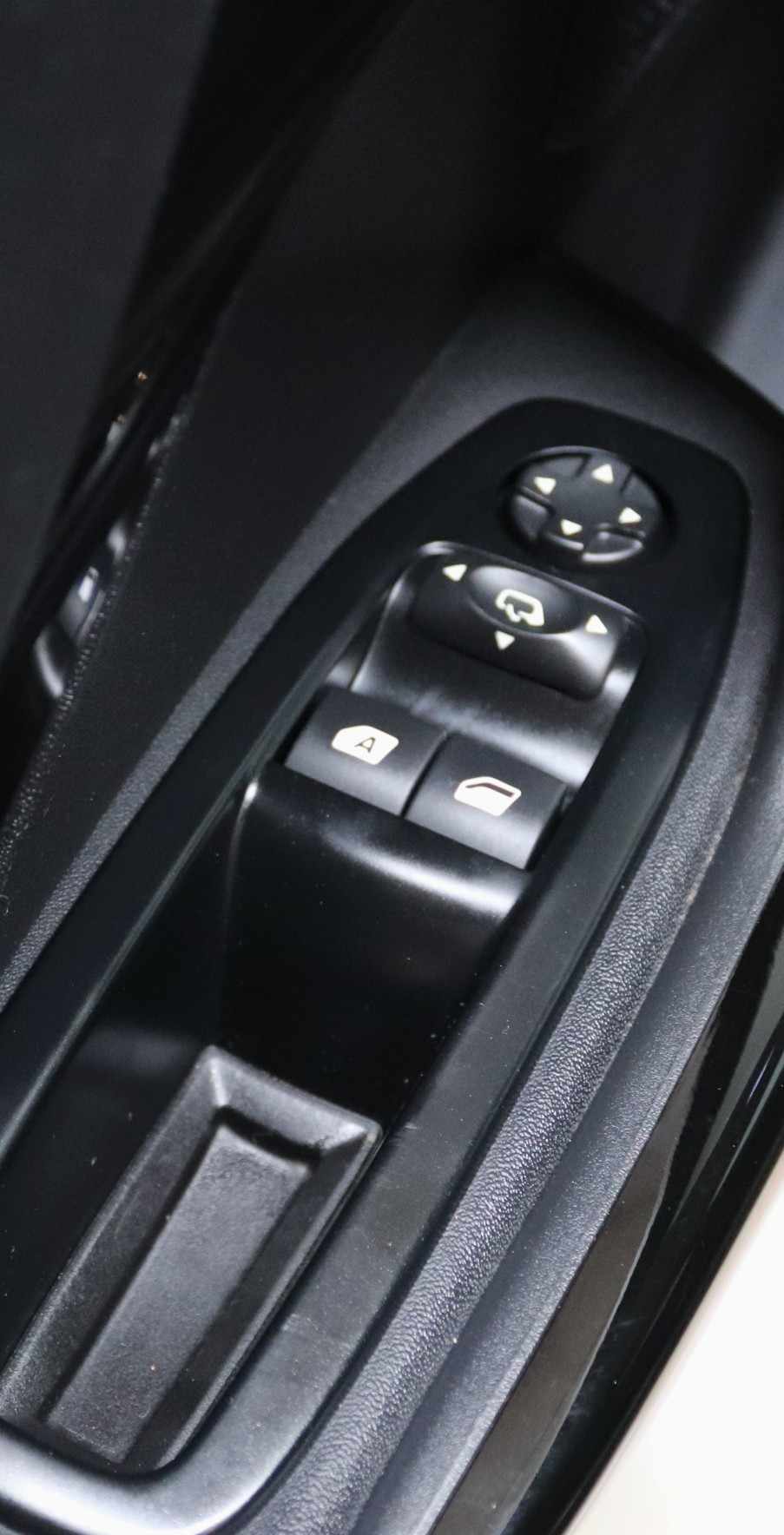 peugeot-208-2016-gasolina-1199cc