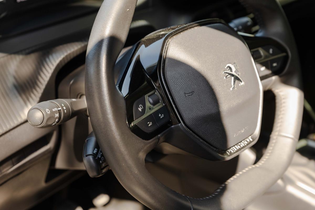 peugeot-208-2023-gasolina-1199cc
