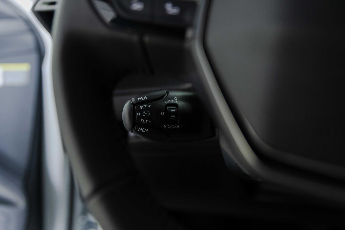 peugeot-208-2024-eletrico-500cc
