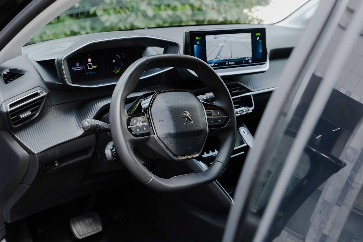 peugeot-208-2023-eletrico-500cc