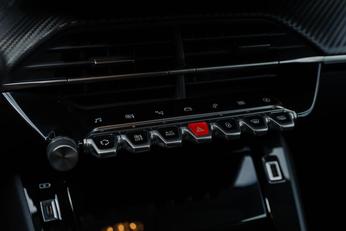 peugeot-208-2023-eletrico-500cc