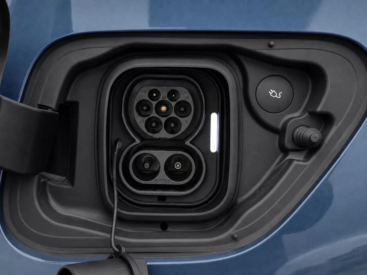polestar-2-2023-eletrico-200cc