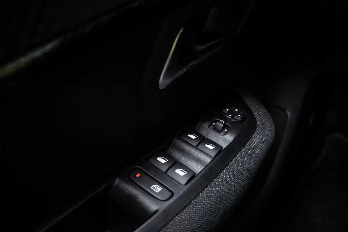 peugeot-e-208-2025-eletrico-0cc