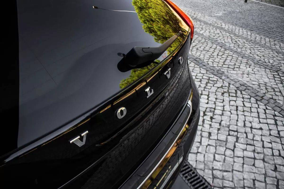 volvo-v40-cross-country-2015-diesel-1560cc