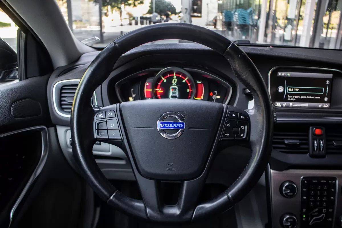 volvo-v40-cross-country-2015-diesel-1560cc