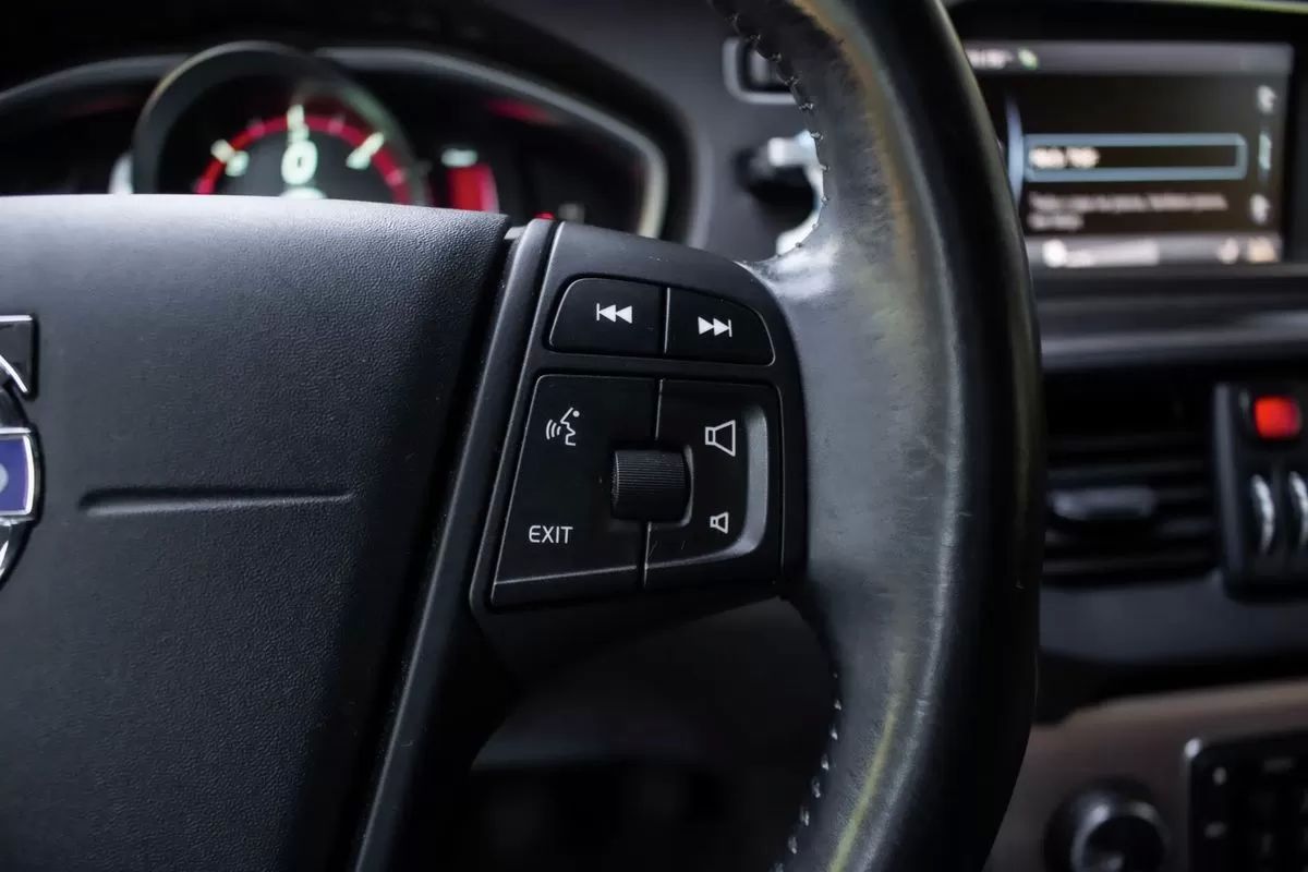 volvo-v40-cross-country-2015-diesel-1560cc