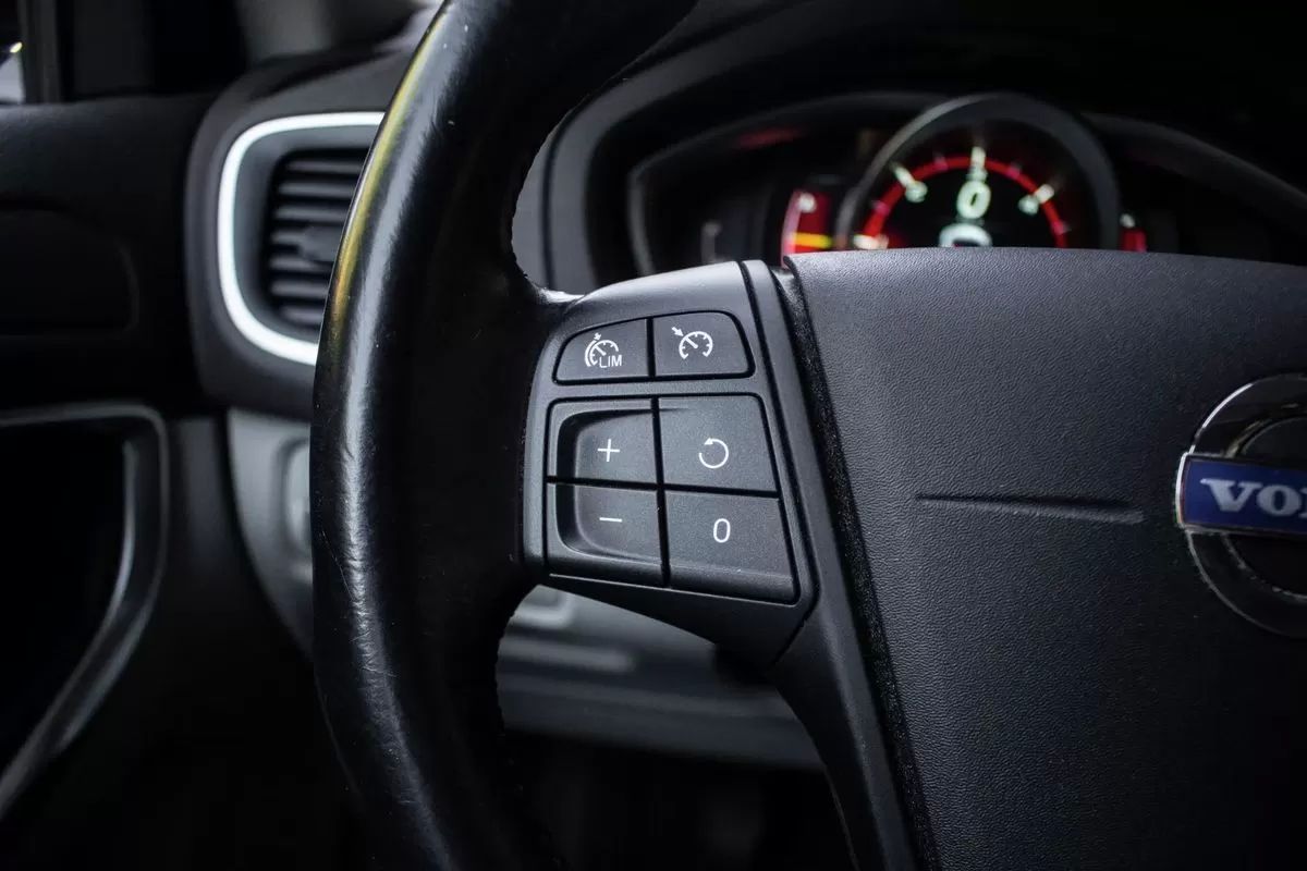 volvo-v40-cross-country-2015-diesel-1560cc