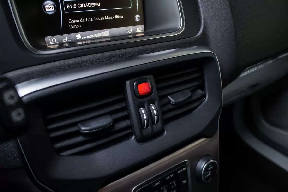 volvo-v40-cross-country-2015-diesel-1560cc