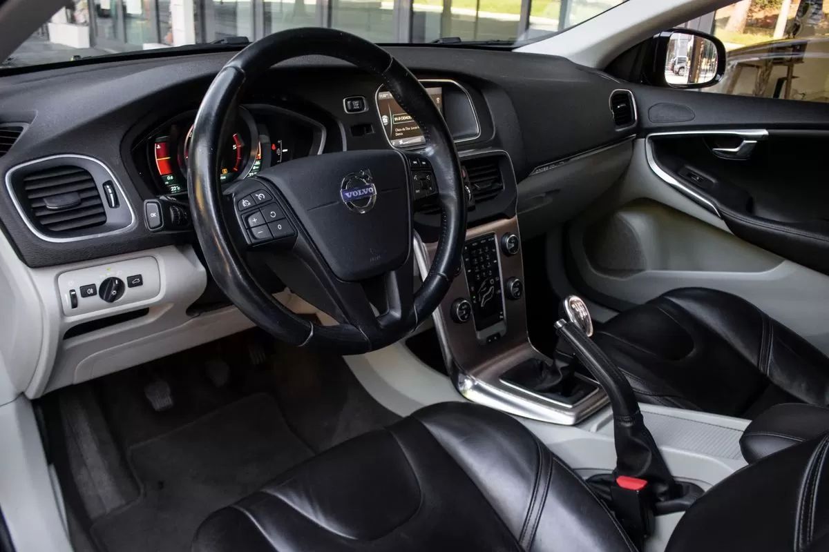 volvo-v40-cross-country-2015-diesel-1560cc