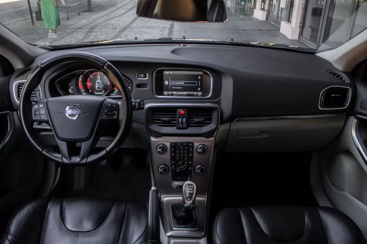 volvo-v40-cross-country-2015-diesel-1560cc