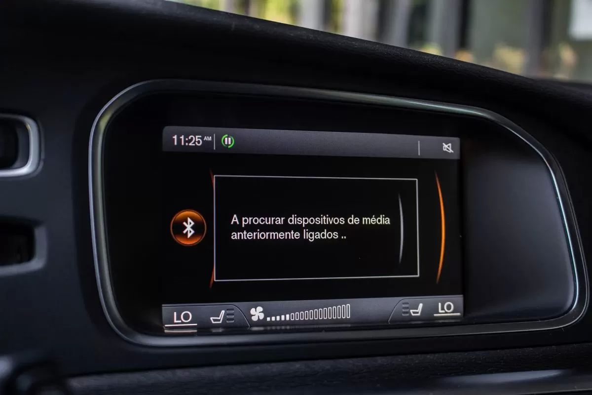 volvo-v40-cross-country-2015-diesel-1560cc
