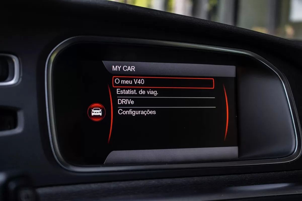 volvo-v40-cross-country-2015-diesel-1560cc