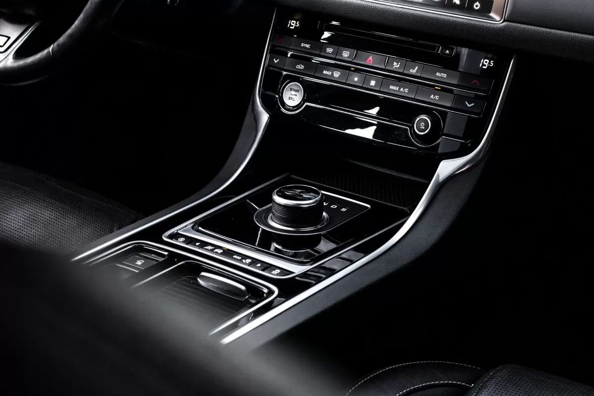 jaguar-xf-sportbrake-2019-diesel-1999cc