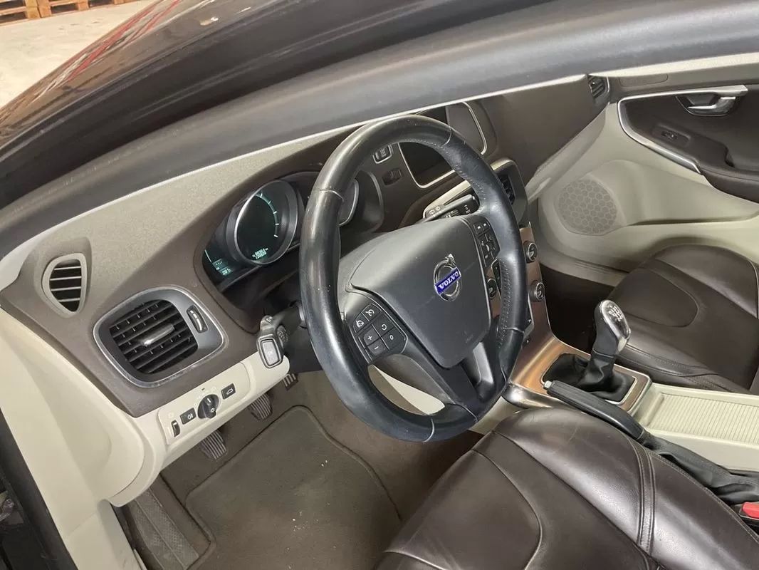 volvo-v40-cross-country-2015-diesel-1560cc