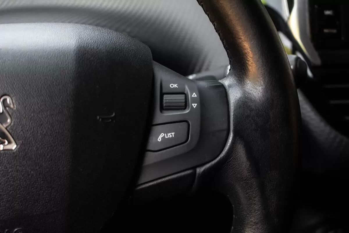 peugeot-208-2017-gasolina-1199cc