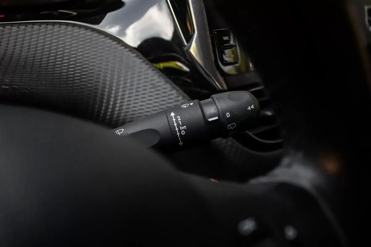peugeot-208-2017-gasolina-1199cc