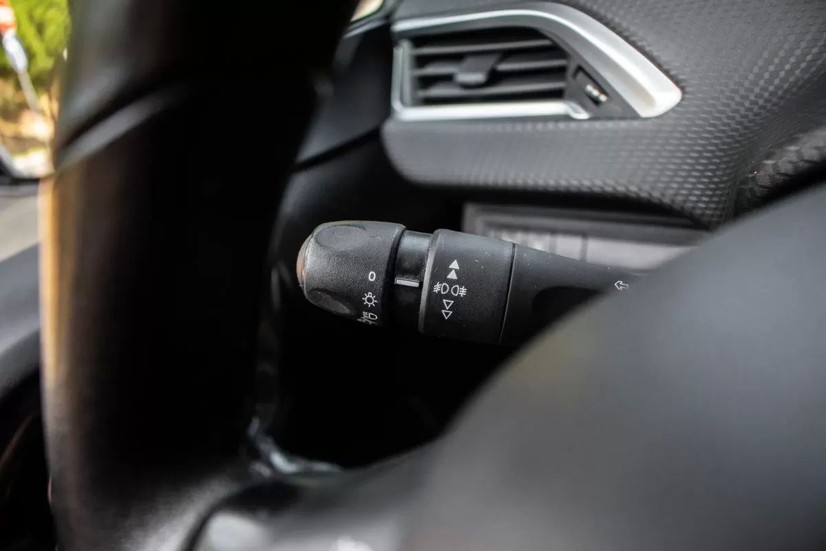 peugeot-208-2017-gasolina-1199cc