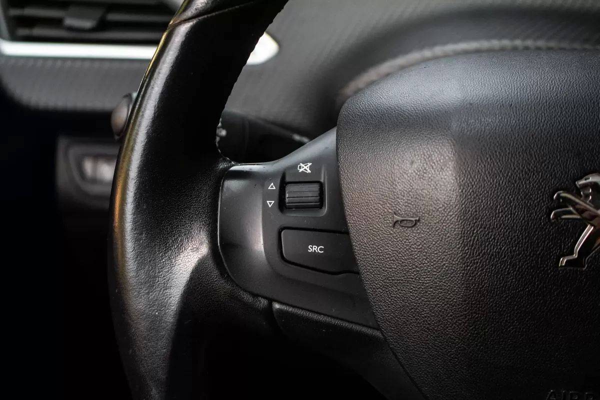 peugeot-208-2017-gasolina-1199cc