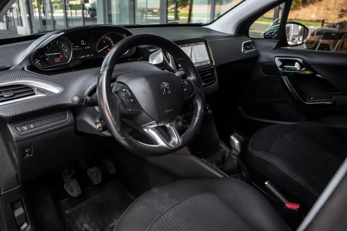 peugeot-208-2017-gasolina-1199cc