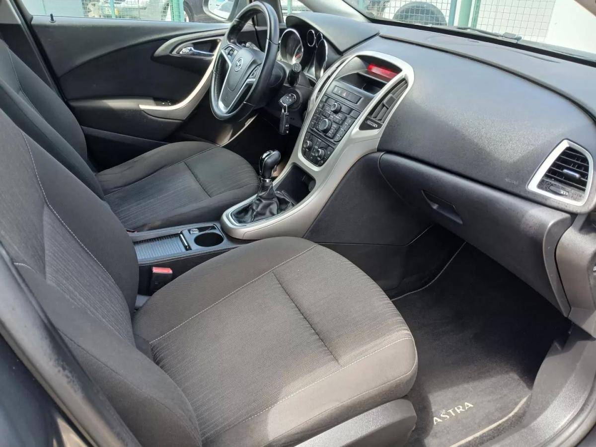 opel-astra-sport-tourer-2011-diesel-1686cc