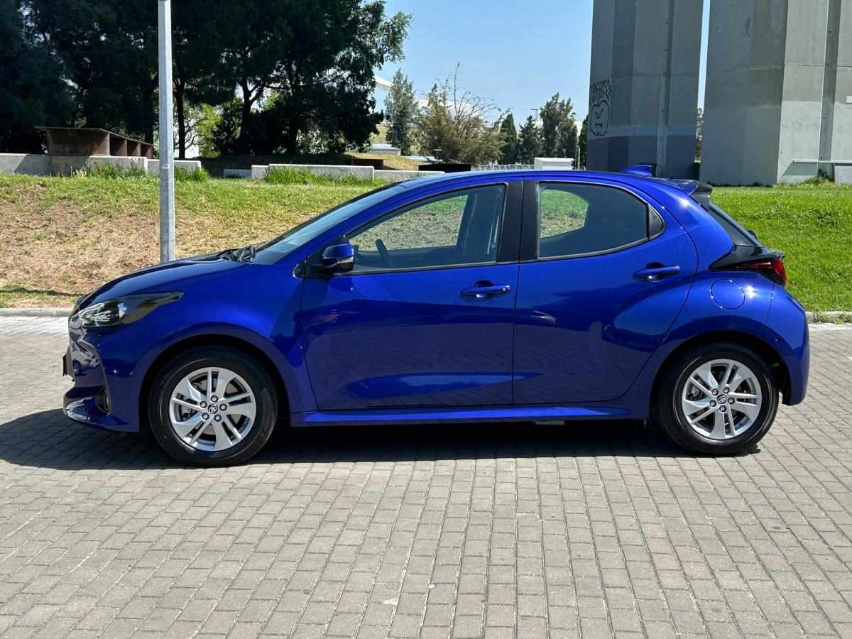 toyota-yaris-2024-hibrido-a-gasolina-1490cc