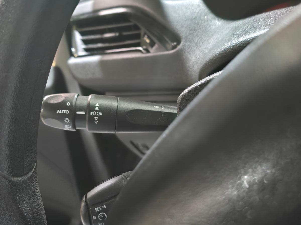 peugeot-208-2012-gasolina-1199cc