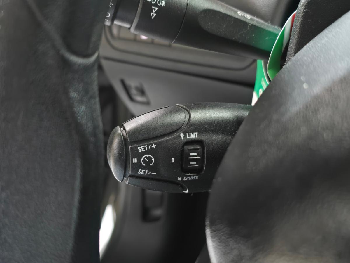 peugeot-208-2012-gasolina-1199cc