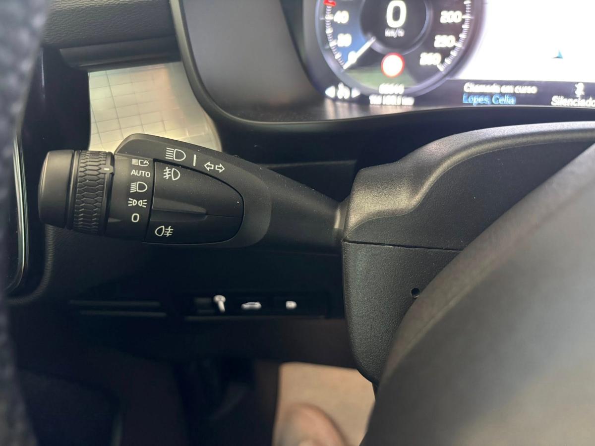 volvo-xc40-2022-hibrido-a-gasolina-1477cc