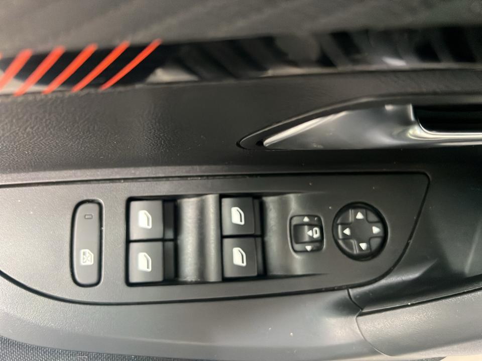 peugeot-2008-2023-gasolina-1199cc