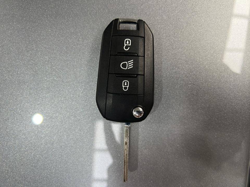 peugeot-2008-2023-gasolina-1199cc