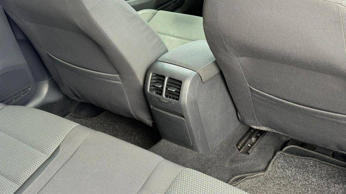 volkswagen-golf-2010-diesel-1598cc