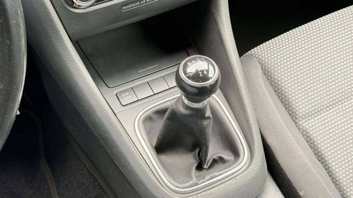 volkswagen-golf-2010-diesel-1598cc