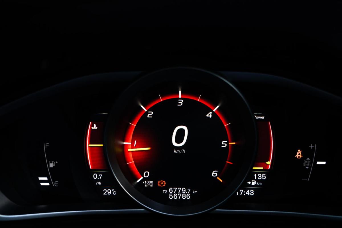 volvo-v40-cross-country-2016-diesel-1969cc