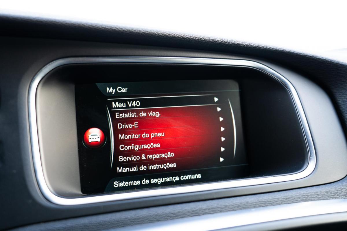 volvo-v40-cross-country-2016-diesel-1969cc
